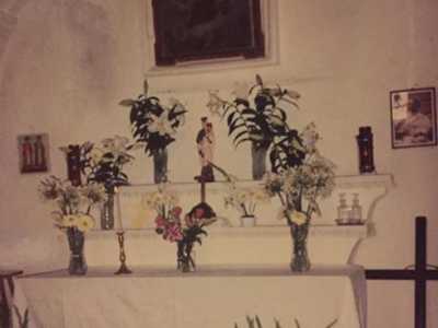Una foto della chiesa 20 anni fa, quando l'altare era ancora sovrastato dal quadro originale della Madonna del Carmelo (Foto del gruppo facebook "Sei di Triggiano se")